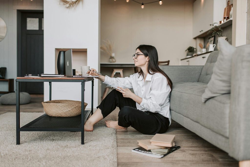 designer-freelancer-trabalhar-em-casa-conseguir-clientes-homeoffice